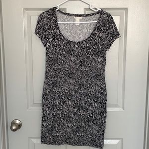 NWOT H&M Black/White Scoop Neck Dress Size Small